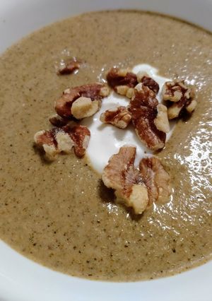 A picture of Roasted broccoli and walnut soup.