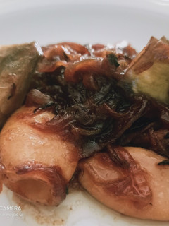 Una foto de Calamarcitos con cebolla caramelizada 🧅 y alcachofas confitadas