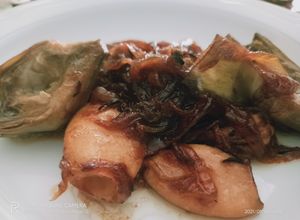 Una foto de Calamarcitos con cebolla caramelizada 🧅 y alcachofas confitadas