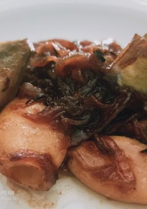 Una foto de Calamarcitos con cebolla caramelizada 🧅 y alcachofas confitadas