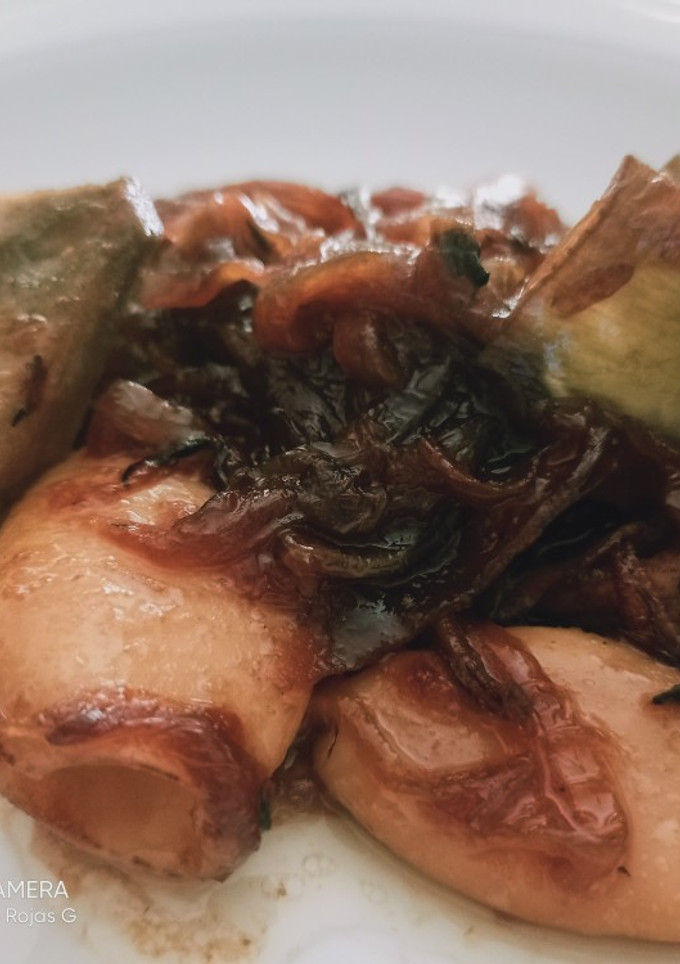 Una foto de Calamarcitos con cebolla caramelizada 🧅 y alcachofas confitadas