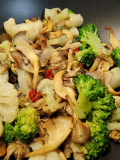 雙菇炒雙色花椰菜 的食譜成品照片