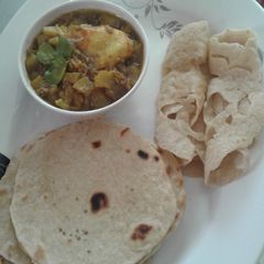 A picture of Chapati, crepes and potatoes curry.