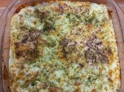 Una foto de lasagna de cerdo