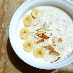 A picture of Vanilla Oats with Coconut, Banana and Nuts😀.