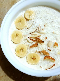 A picture of Vanilla Oats with Coconut, Banana and Nuts😀.