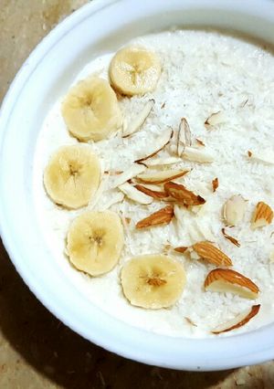 A picture of Vanilla Oats with Coconut, Banana and Nuts😀.