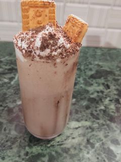 पारले-जी बिस्कुट मिल्कशेक (parle G biscuit milkshake recipe in Hindi) रेसिपी मुख्य फोटो