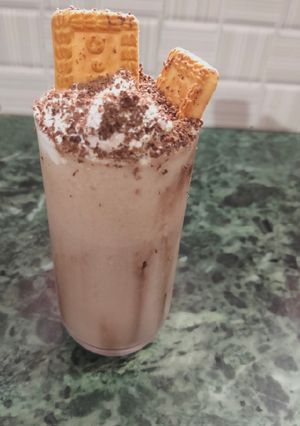 पारले-जी बिस्कुट मिल्कशेक (parle G biscuit milkshake recipe in Hindi) रेसिपी मुख्य फोटो