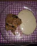 Pollo al vino acompañado de salsa bechamel