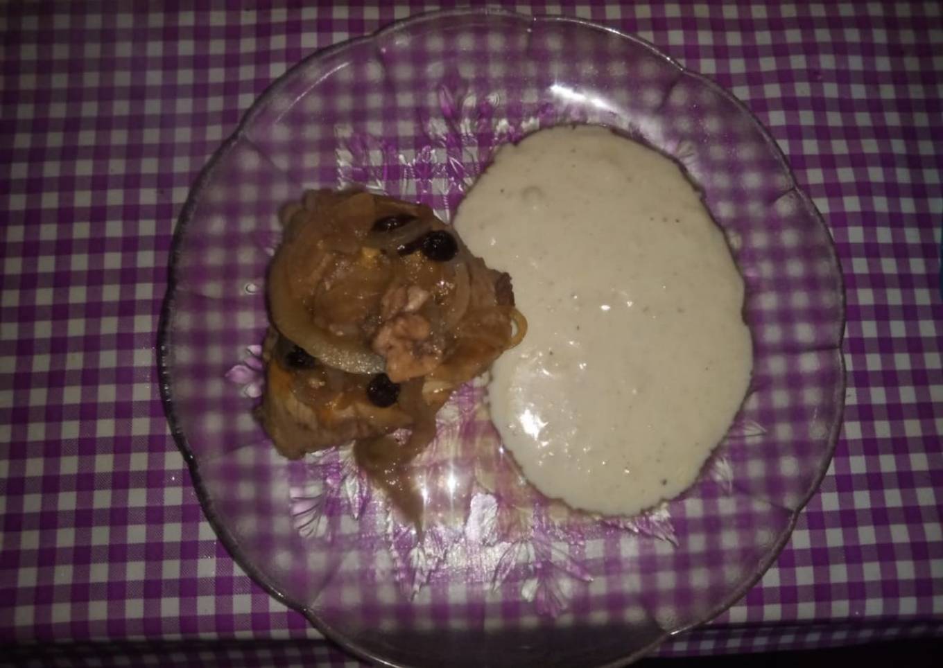 Pollo al vino acompañado de salsa bechamel