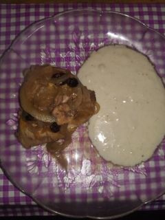 Una foto de Pollo al vino acompañado de salsa bechamel