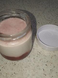 Una foto de Yogures cremosos de fresa en yogurtera