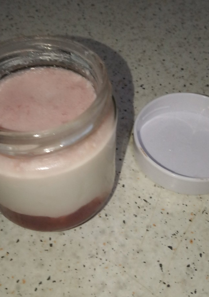 Una foto de Yogures cremosos de fresa en yogurtera