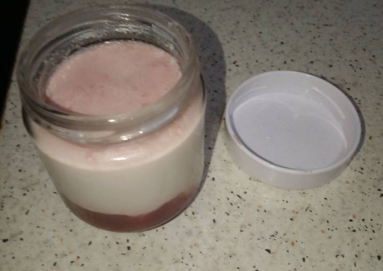 Yogures cremosos de fresa en yogurtera