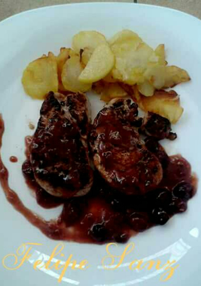 Una foto de Solomillo de cerdo con salsa de arándanos