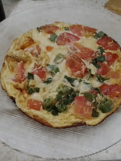 Una foto de Tortilla caprese 🍅 🌱