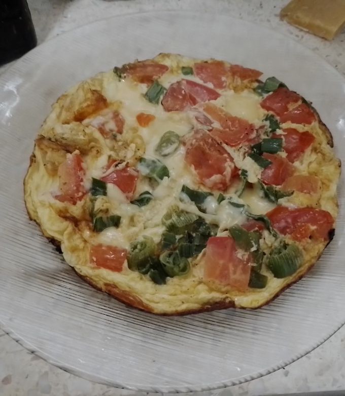 Una foto de Tortilla caprese 🍅 🌱