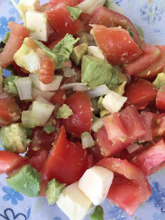 Una foto de Ensalada de tomate y palta