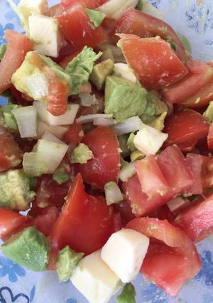 Una foto de Ensalada de tomate y palta
