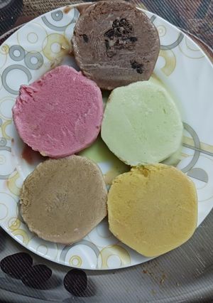 A picture of Gulkand, Chocochips, Pineapple,Muskmelon and Dates Icecream.
