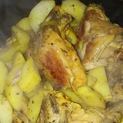 A picture of Pollo a la cacerola con papas.