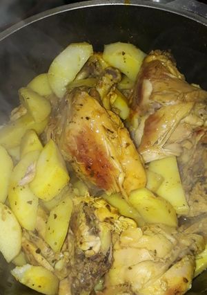 Una foto de Pollo a la cacerola con papas
