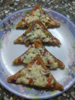 ચીઝ બ્રેડ પીઝા (Cheese Bread pizza Recipe in Gujarati) રેસીપી મુખ્ય ફોટો