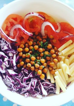 Foto di Pokè Bowl vegana con ceci croccanti speziati