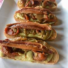 Una foto de Tosta de guacamole, escalivada y sardina