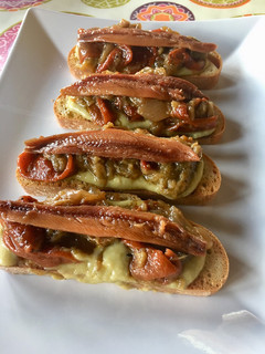 Una foto de Tosta de guacamole, escalivada y sardina