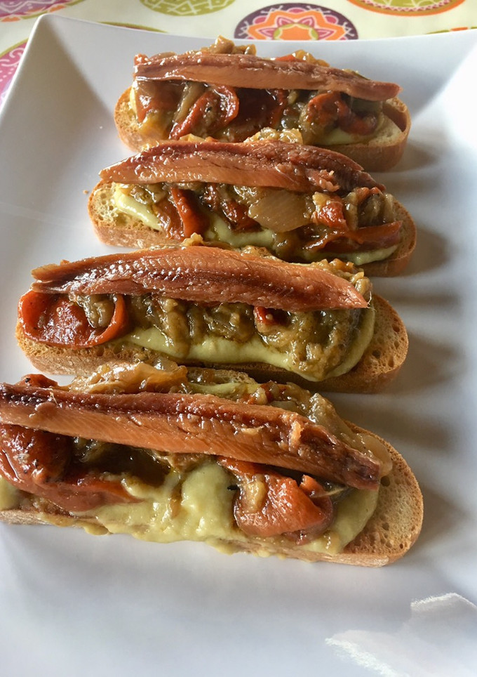 Una foto de Tosta de guacamole, escalivada y sardina