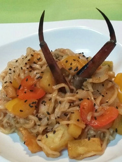 Una foto de Noodles con verduras agridulces y patas rusas