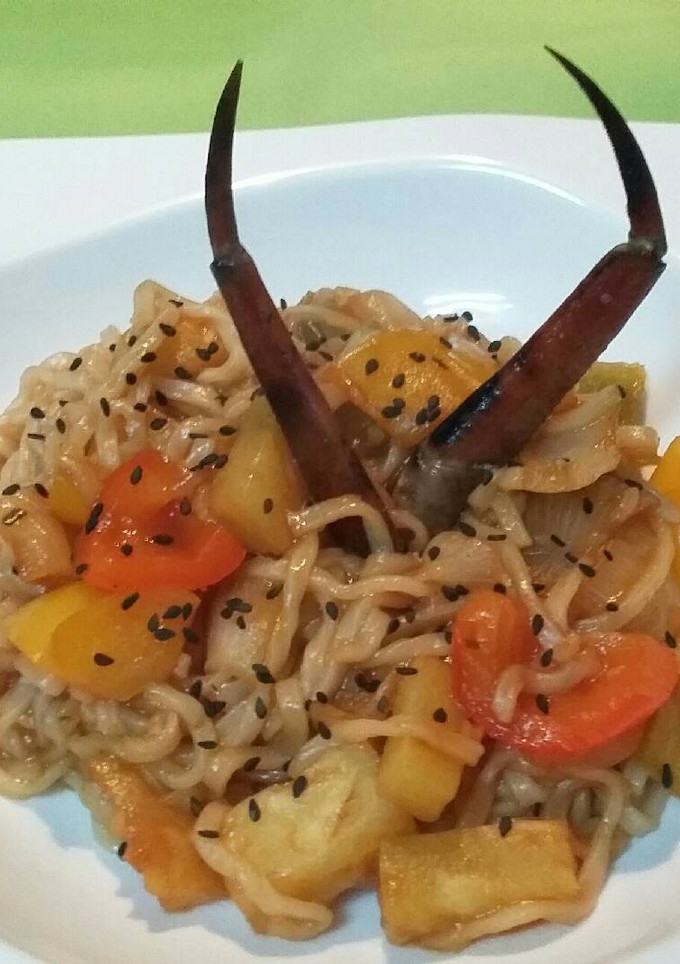 Una foto de Noodles con verduras agridulces y patas rusas