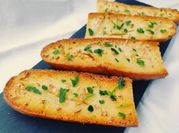 Una foto di pane all'aglio