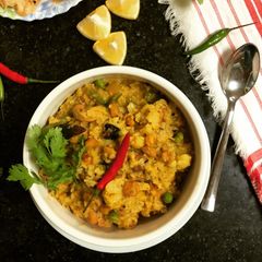 A picture of Chingri diye Masoor Dal Er Khichuri (Prawn Khichdi - Bengali Style).