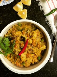 A picture of Chingri diye Masoor Dal Er Khichuri (Prawn Khichdi - Bengali Style).