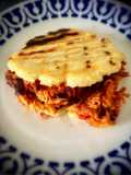 Arepa colombiana con pollo picante