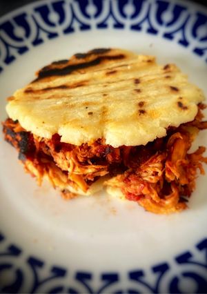 Una foto de Arepa colombiana con pollo picante