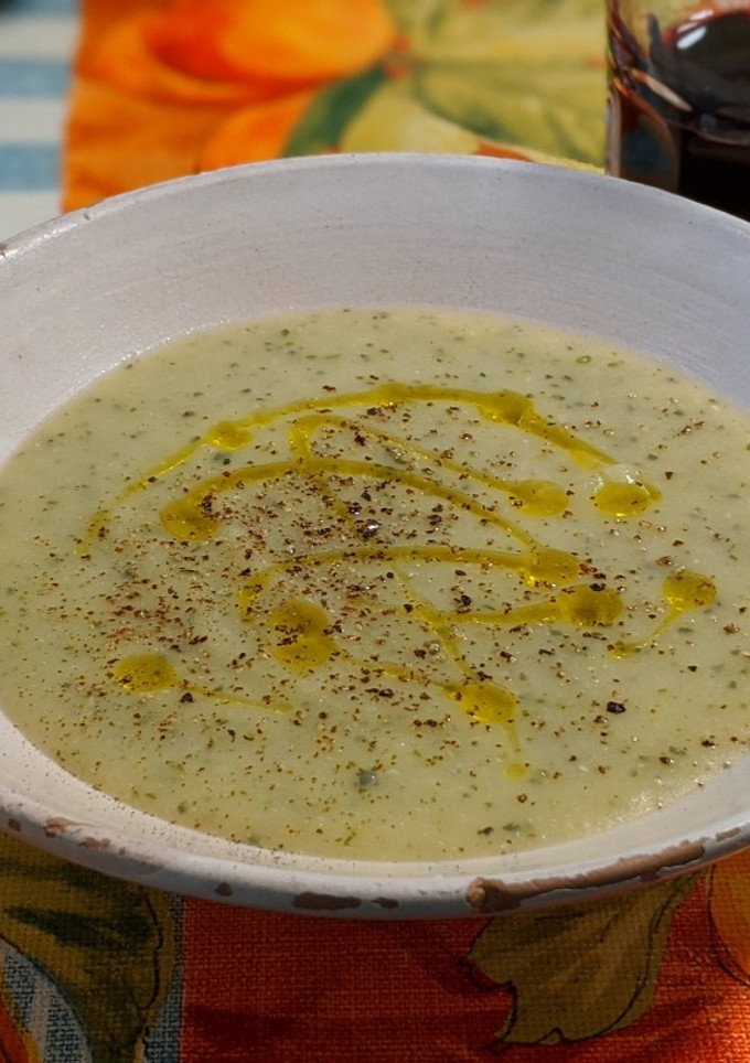 Una foto de Crema de calabacín con toque manchego