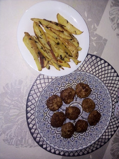Una foto de Mini hamburguesas y patatas gajo la horno🍔🍟