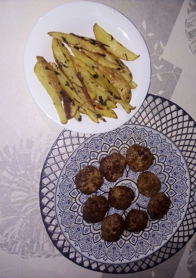 Una foto de Mini hamburguesas y patatas gajo la horno🍔🍟