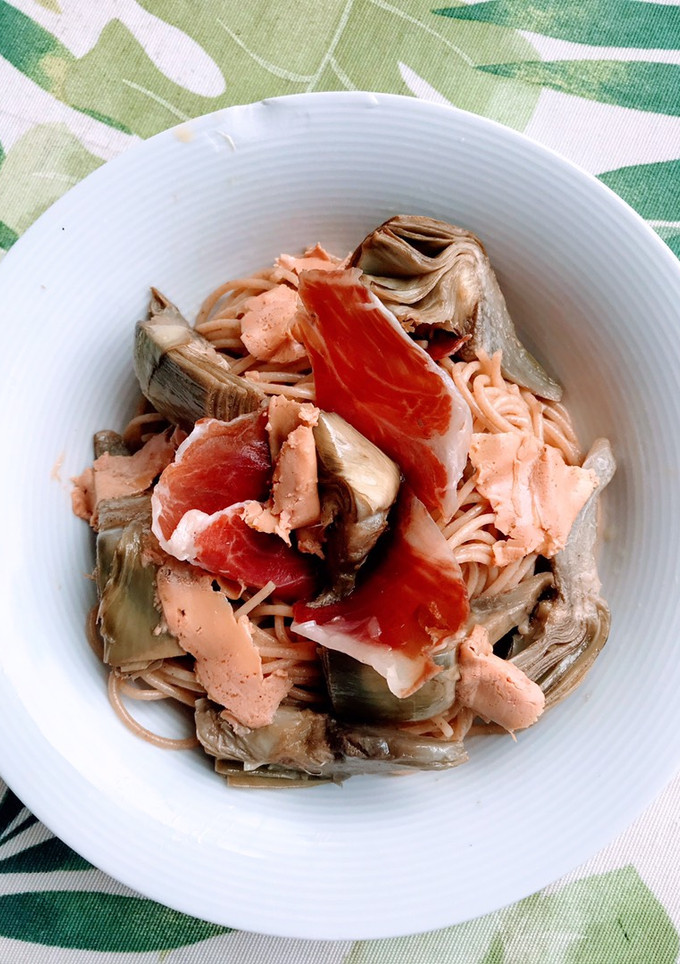 Una foto de Espaguetis de espelta con alcachofas confitadas, jamón ibérico y foie (healthyfood)