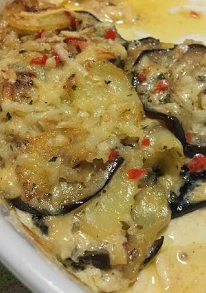 Una foto de Mil hojas de berenjena y papas