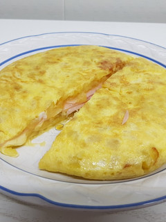 Una foto de Tortilla de patatas con jamón York y queso