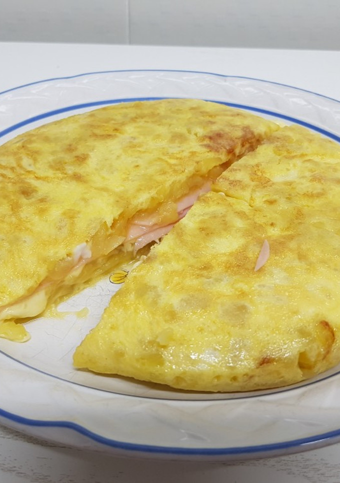 Una foto de Tortilla de patatas con jamón York y queso