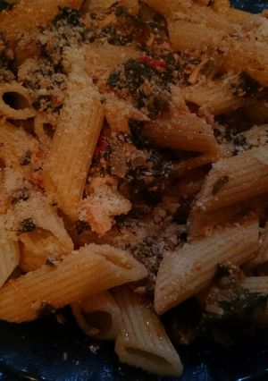 Una foto de Fideos con acelga, pollo y ricota