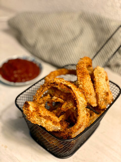 Foto principal de Aros de cebolla al horno con salsa barbacoa casera