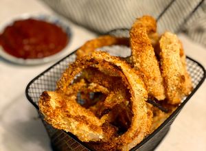 Foto principal de Aros de cebolla al horno con salsa barbacoa casera