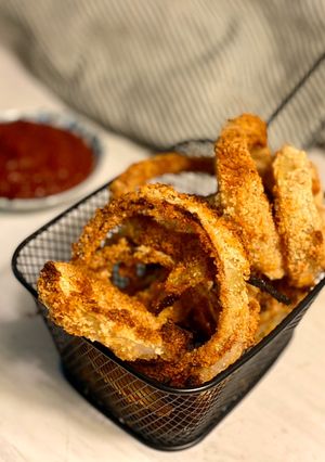 Foto principal de Aros de cebolla al horno con salsa barbacoa casera